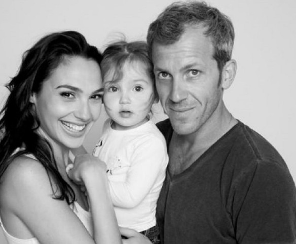 Alma Versano with her parents Gal Gadot and Yaron Versano